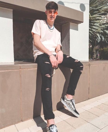Dustin Bryant is looking stunning in the branded summer outfit. How much earnings does Bryant make from TikTok?